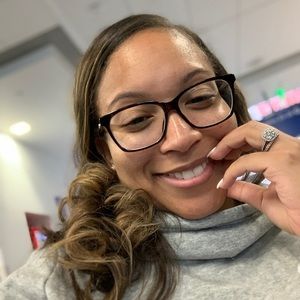 Meet your Posher, Elise